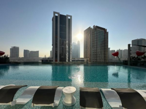 Sky High Comfort 1BR plus Study with City and Canal Views